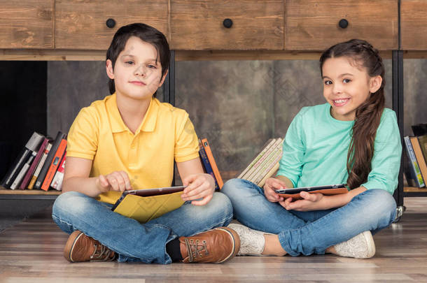 儿童与数字平板电脑