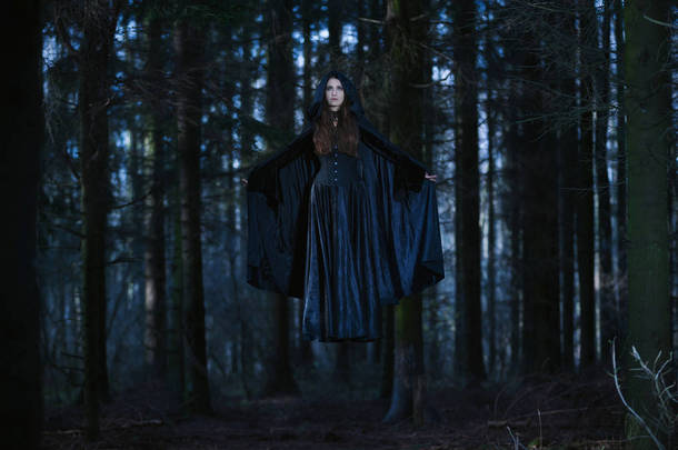 巫婆漂浮在森林里