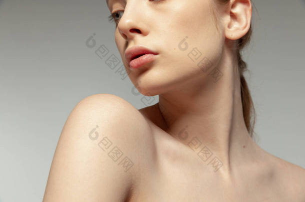 在灰色工作室背景下，女性细颈、唇和下巴的特写图像被隔离。<strong>美</strong>容</strong>外科。<strong>美</strong>容美</strong>发、天然<strong>肌</strong>肤、化妆品护理、温泉、塑料糖业、医药等概念