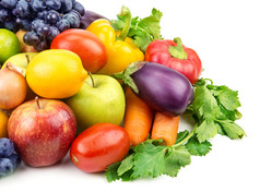 不同水果和蔬菜被隔绝在白色背景上的一套