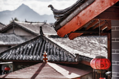 传统的中国屋顶装饰着红灯笼。色调图像