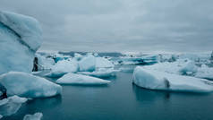 由冰岛南部海岸的 Jokulsarlon 泻湖漂浮的冰山在空中