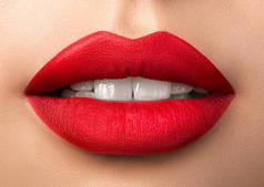 美丽的女人的嘴，哑光的红色唇膏的近视图