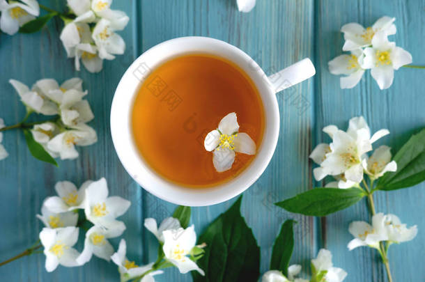 蓝色木制背景的茉莉花茶。放松茉莉花茶。芳香茶,放松和健康