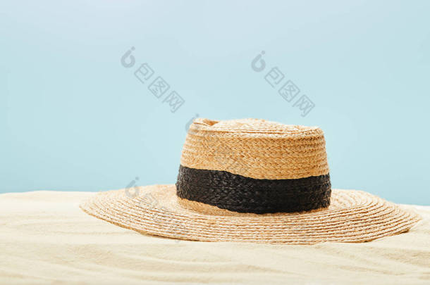 在<strong>夏季</strong>孤立在蓝色<strong>沙滩</strong>上的草<strong>帽</strong>选择性焦点