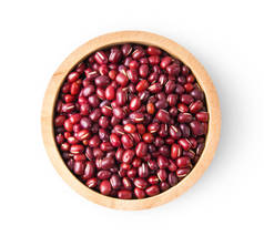 在白色背景下隔离的木碗中的红豆。 顶部视图