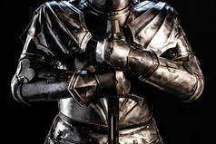 骑士身披盔甲手持黑剑的剪影