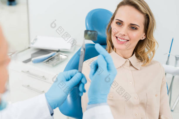 牙科<strong>医</strong>生在现代牙科诊所显示女性病人 x <strong>光片</strong>