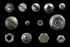 许多金属螺丝头, 螺母, 铆钉, 孤立的黑色背景。黑色背景下铜和银的宏观颜色