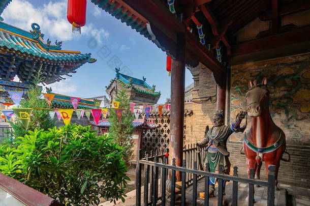 山西平遥古城<strong>财神</strong>寺（成黄寺）的建筑、塔楼、庭院和守护战士的人像