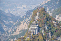 华山顶上的道教古寺.陕西最受欢迎的旅游胜地的山顶山谷.翻译为