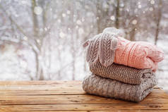 木 tableon 冬季自然背景下的针织服装叠.