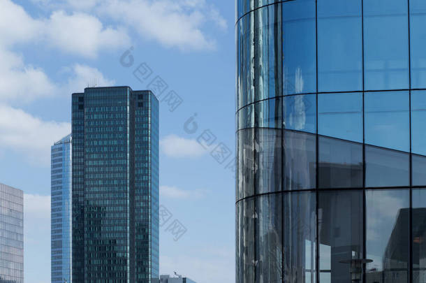 摩天大楼在巴黎商务区拉德芳斯。城市景观与玻璃幕<strong>墙</strong>的现代建筑，在阳光明媚的一天。城市建筑与当代城市生活。经济、 金融<strong>活动</strong>的概念