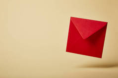 红色和明亮的信封上的五颜六色和黄色的背景与复制空间