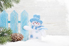 圣诞雪人玩具,装饰和冷杉树枝.圣诞贺卡，有空位可供您问候