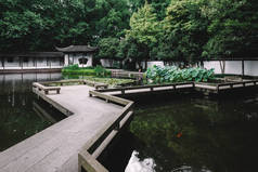 杭州西湖风景名胜区的一座中国传统园林的池塘桥