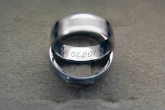 结婚戒指。结婚戒指用上它的日期.