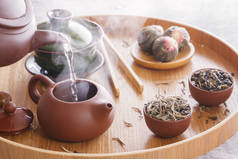 在传统茶道中, 沸水倒入陶瓷茶壶。特写