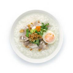 米粥，配上猪肉软骨或软排骨，猪肉和煮熟的鸡蛋，配上葱、胡萝卜和芹菜片，是亚洲传统的蒸饭食品，用大量的水煮成