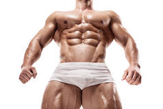 强健壮的男人显示身体和腹部肌肉