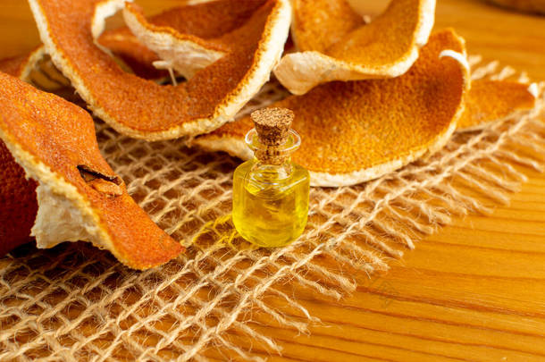 干橙皮香精油装在小瓶中.将有机油放入药瓶中.木质部背景特写的精华、药水、提取物或输液