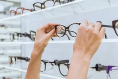 眼镜店货架玻璃镜片的部分看法