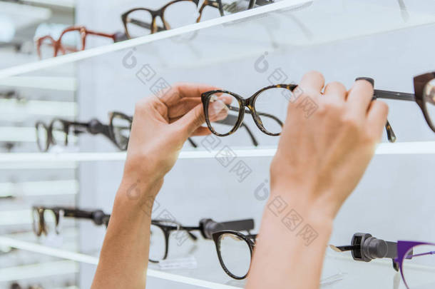 <strong>眼镜店</strong>货架玻璃镜片的部分看法