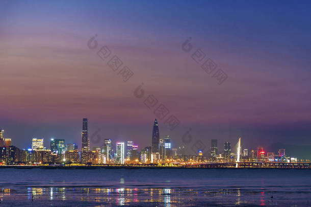 黄昏时分, 中国深圳蛇口区天际线。从香港查看