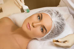 美丽的女人在美容院期间 mesotherapy 程序。中细辊面 microneedling 处理.