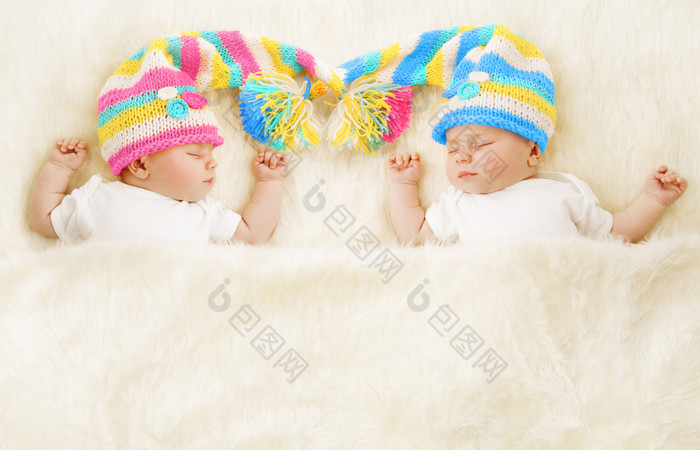 双胞胎婴儿睡在帽子里刚出生的孩子睡着了新