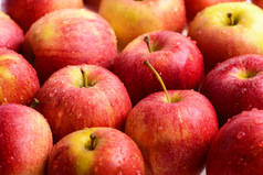 许多红苹果，市场上新鲜水果背景