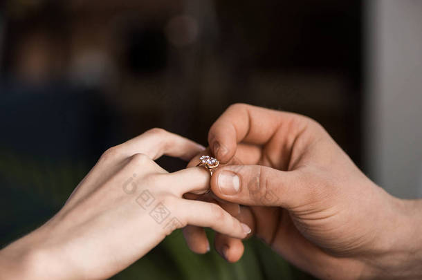 男友求婚和戴订婚戒指的裁剪形象