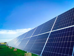具有蓝天的太阳能发电厂（太阳能电池），炎热的气候导致发电量增加，为保护世界能源而采用替代能源，为清洁能源生产而采用光伏发电模块.