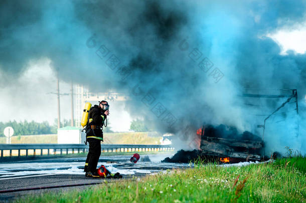 勇敢的消防队员扑灭了消防车，消防队员扑灭了正在燃烧的汽车