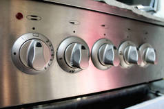 燃气灶的特写控制面板。现代设计和金属色彩