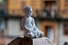 陶瓷佛像。瑜伽，佛教，冥想背景与文本的空空间