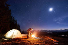 旅游在晚上在营地休息