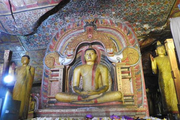 达布莱拉的金殿是世界遗产，共有153尊佛像、 3尊斯里兰卡国王塑像和4尊神像和女神塑像.