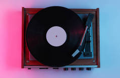 复古风格的音乐概念。带有渐变粉色蓝色霓虹灯的Vinyl唱机。流行文化。80年代.