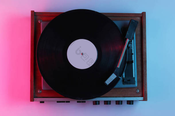 复古风格的音乐概念。带有<strong>渐变粉色</strong>蓝色霓虹灯的Vinyl唱机。流行文化。80年代.