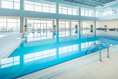 在健康概念的室内恒温游泳池。