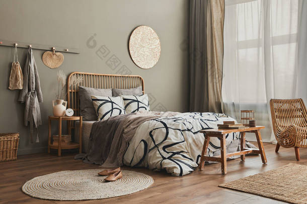 室内装饰风格中性的木制床，配有设计<strong>家具</strong>、装<strong>饰品</strong>、地毯、长椅、花瓶中的干花、床单、毛毯、枕头和家居装饰中精致的个人配饰.