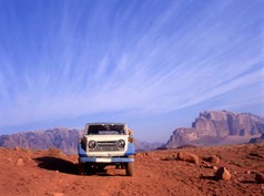 4 轮驱动在 wadi rum 沙漠在约旦