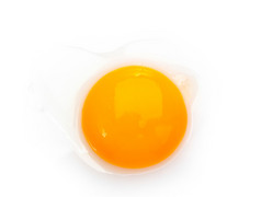 孤立在白色的鸡蛋蛋黄特写