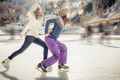 在溜冰场滑冰室外组有趣青少年冰