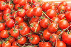 成熟的红樱桃西红柿在市场上关闭