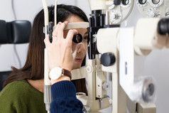 检查在眼科诊所视觉的女人