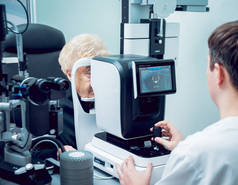 高级妇女检查她的视力与眼科医生。医疗设备。Coreometry.