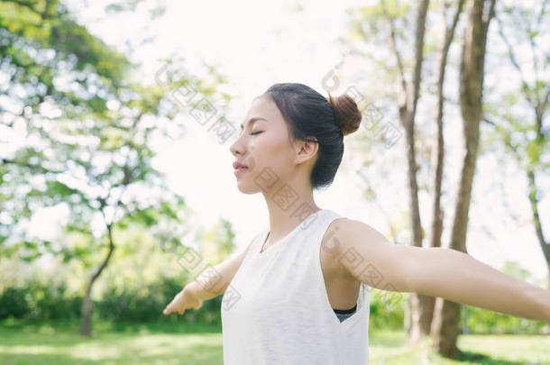 年轻的亚洲女子<strong>瑜伽</strong>户外保持冷静和冥想, 同时练习<strong>瑜伽</strong>, 以探索内心的平静。<strong>瑜伽</strong>和冥想对健康有好处。<strong>瑜伽</strong>运动与健康生活方式概念.