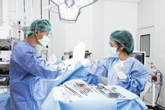 手术室手术成功后, 医生和护士做了 hi 五。医疗保健与医院理念